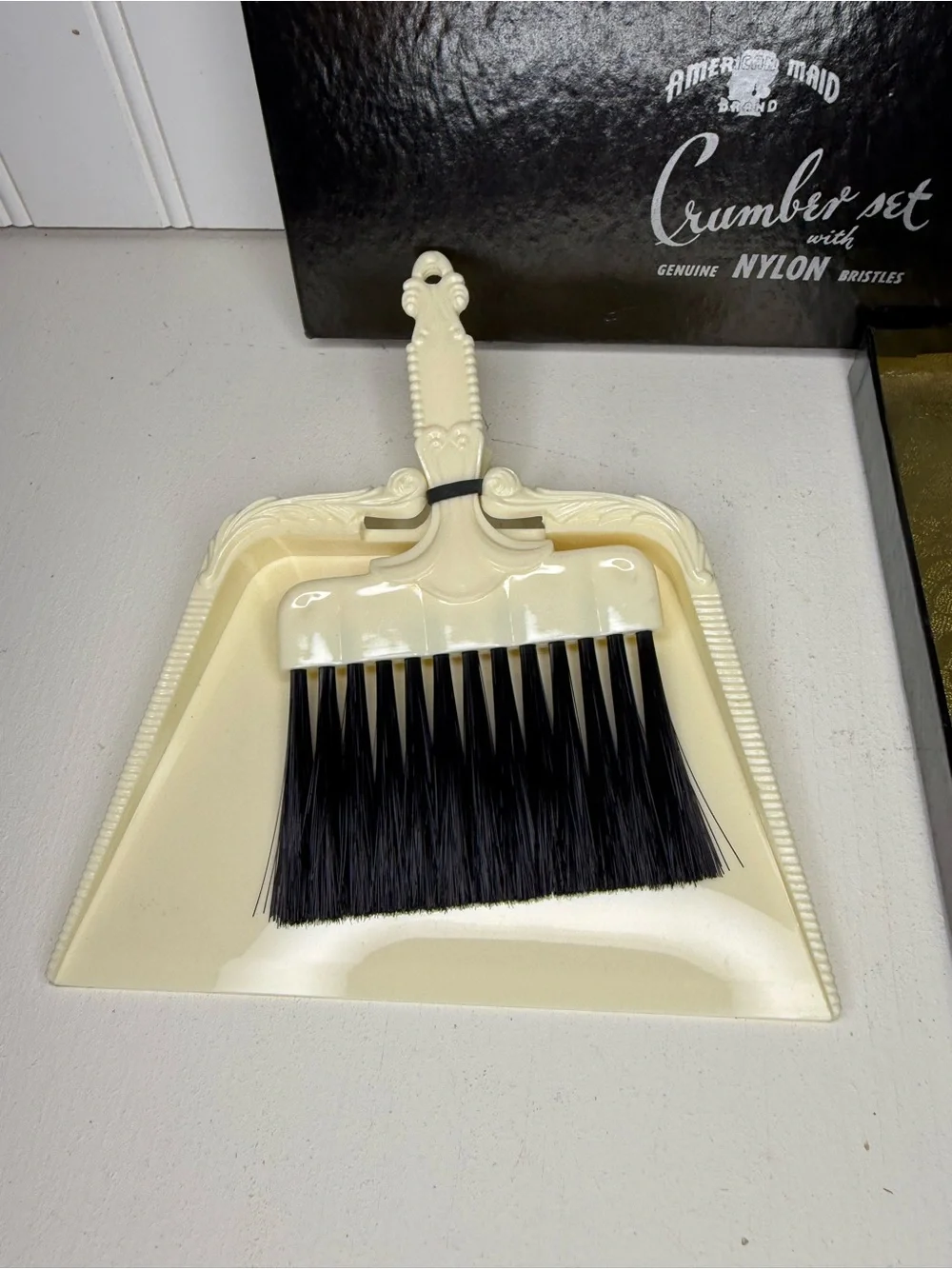 Vintage Aristocrat CRUMBER SET Brush crumb pan Plastic vintage NOS w/box
